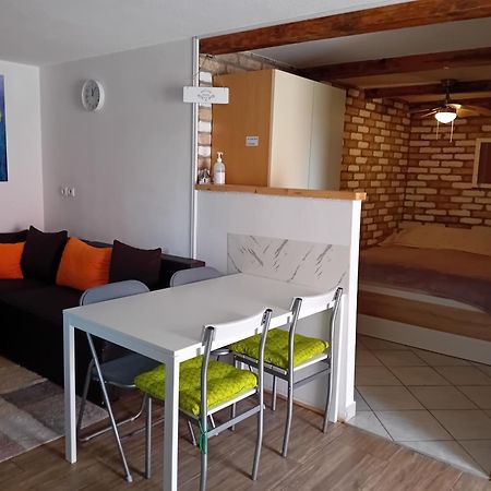 Studio Apartman Dezire 布耶 外观 照片